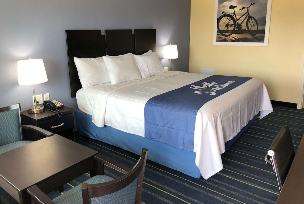 غرفة بسرير كينج للمدخنين، Days Inn by Wyndham Charles Town/Harpers Ferry 3/6
