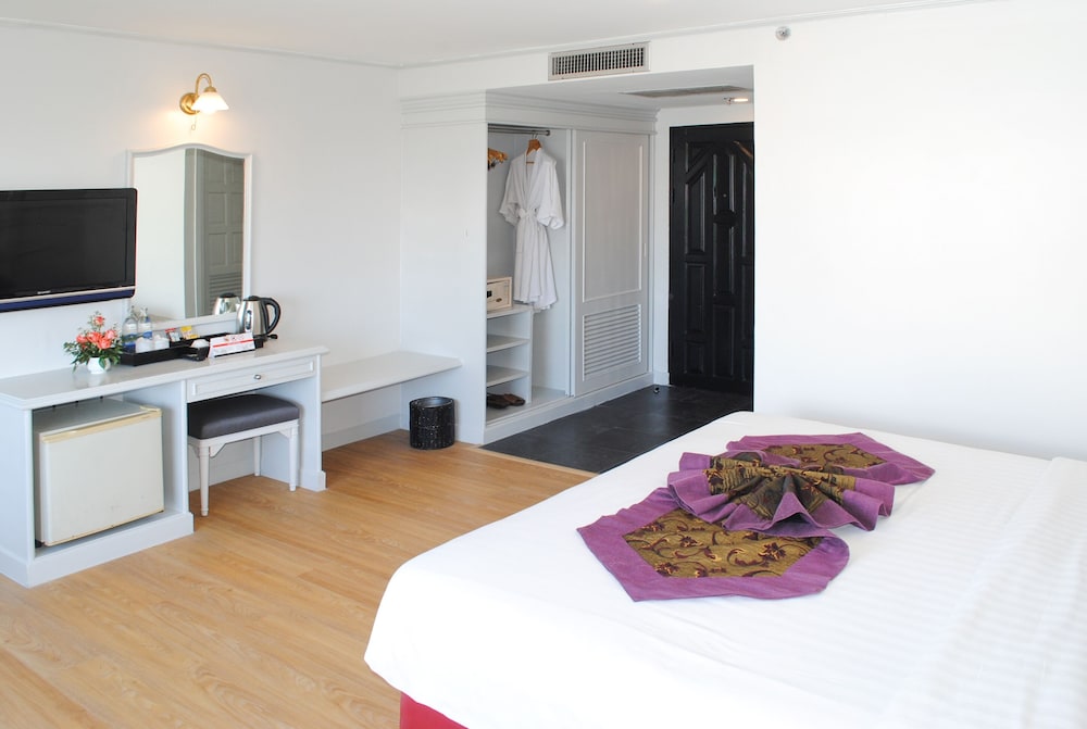 C H Hotel 15/49