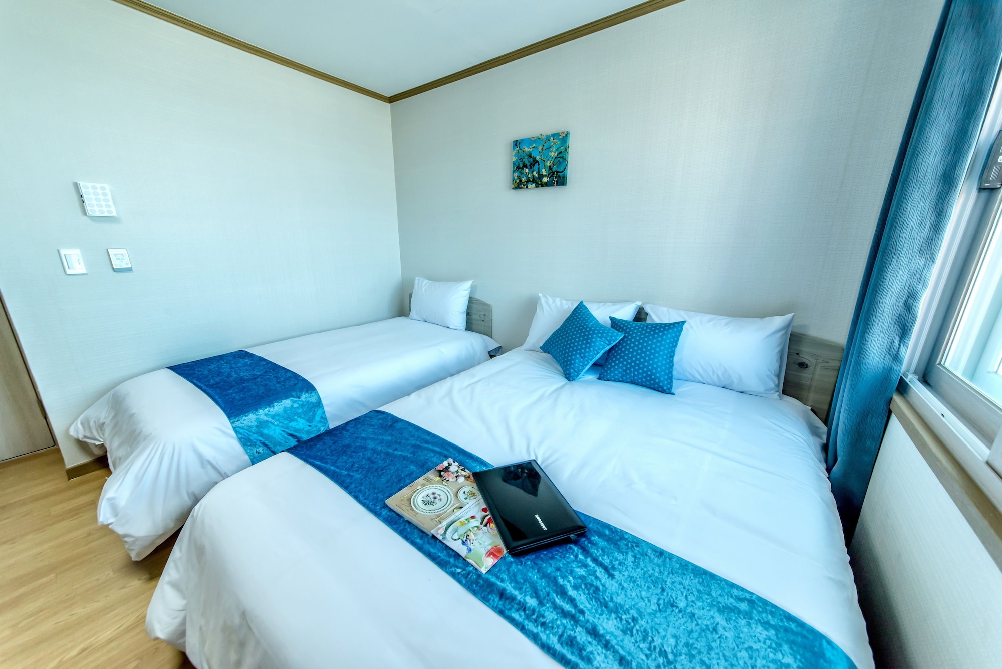ROOM, TWIN BEDS
