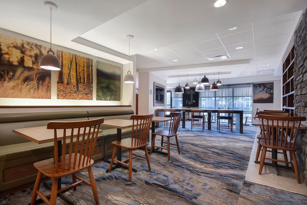 Fairfield Inn Amp Suites By Marriott Rochester West Greece 40/50