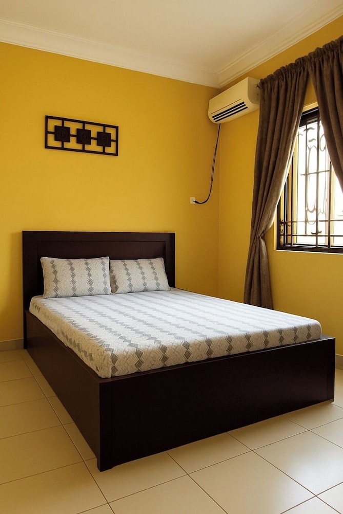 BUSINESS, QUEEN BED
