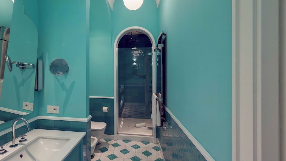 غرفة سوبيريور بسرير كينج بإطلالة جزئية على البحر، Grand Hotel Europa Palace 10/10