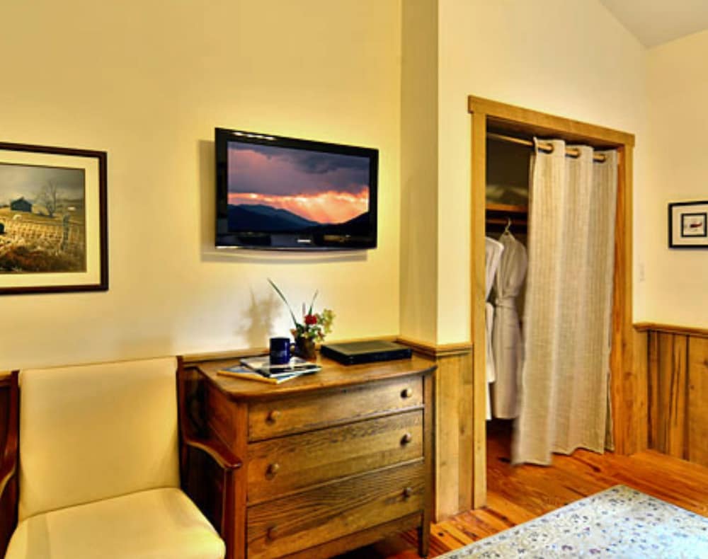 Bent Creek Lodge Bed &amp; Breakfast 8/50