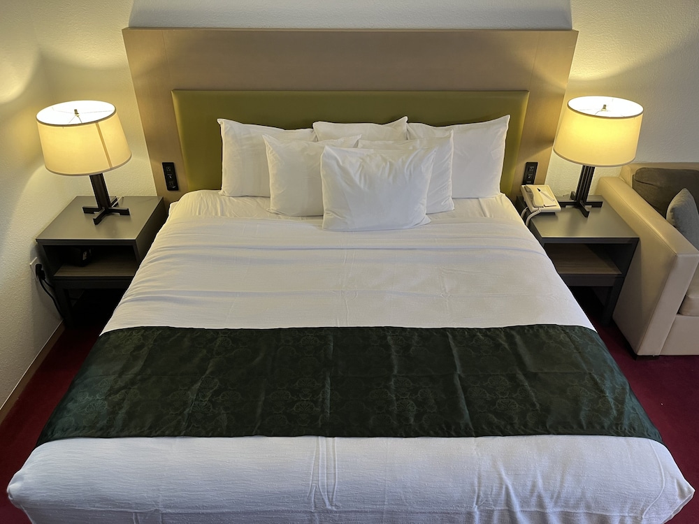 Pictured Rocks Inn & Suites 35/70