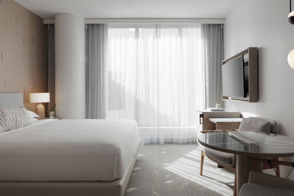 Room, King Bed, Atrium View