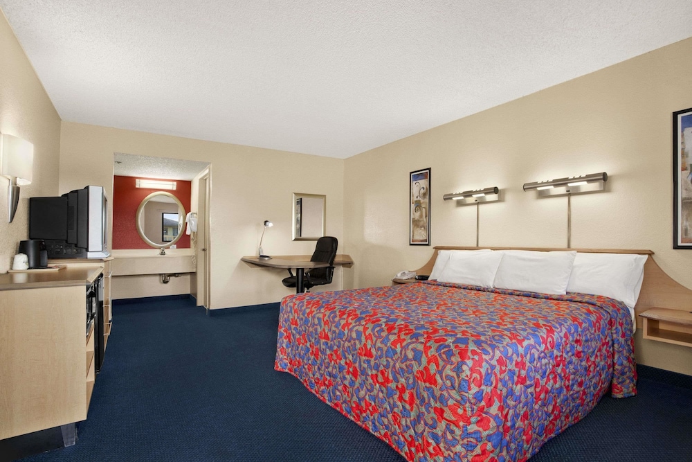 Days Inn by Wyndham Buena Park 17/34