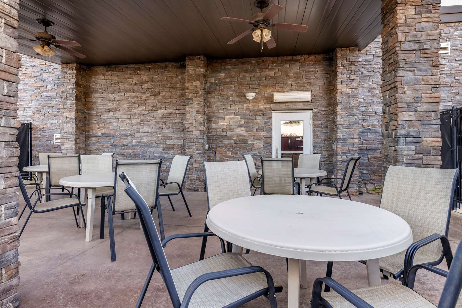 Comfort Inn Bentonville - Crystal Bridges 38/47
