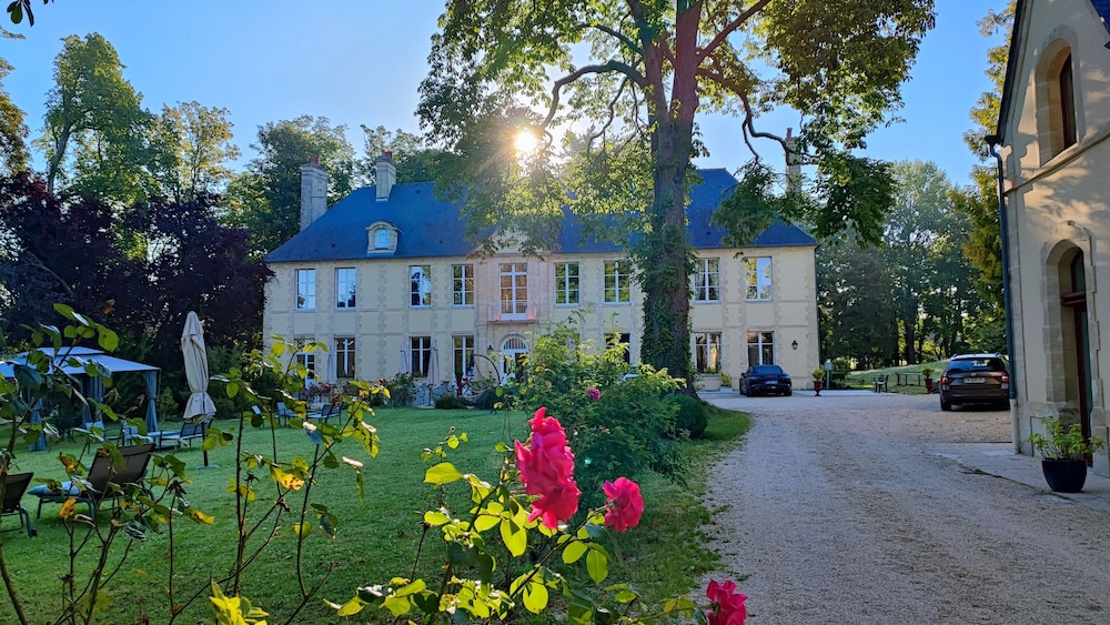 Chateau De Bellefontaine 44/50