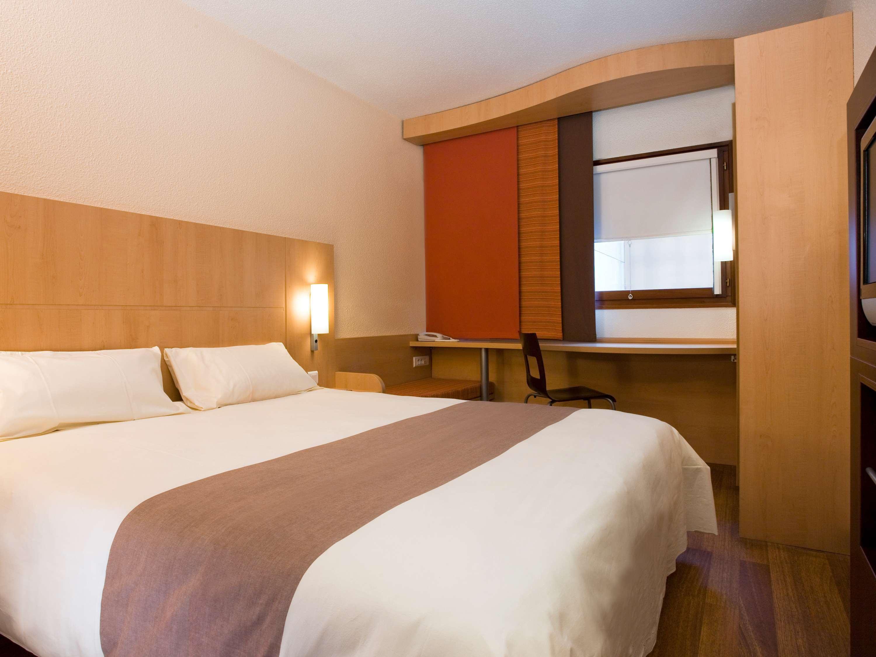 ROOM, DOUBLE BED