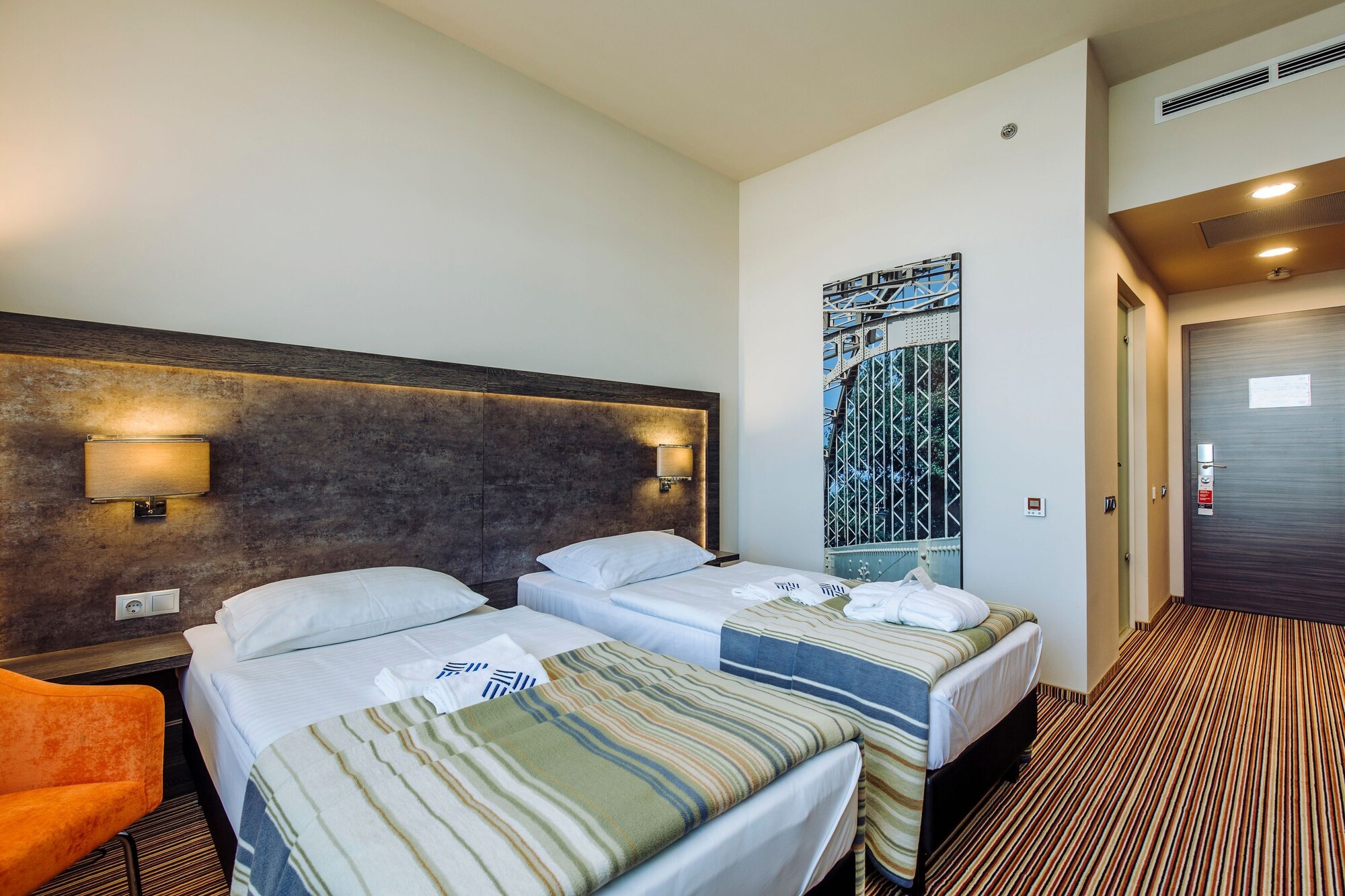 Superior, Twin Beds, Stadium View