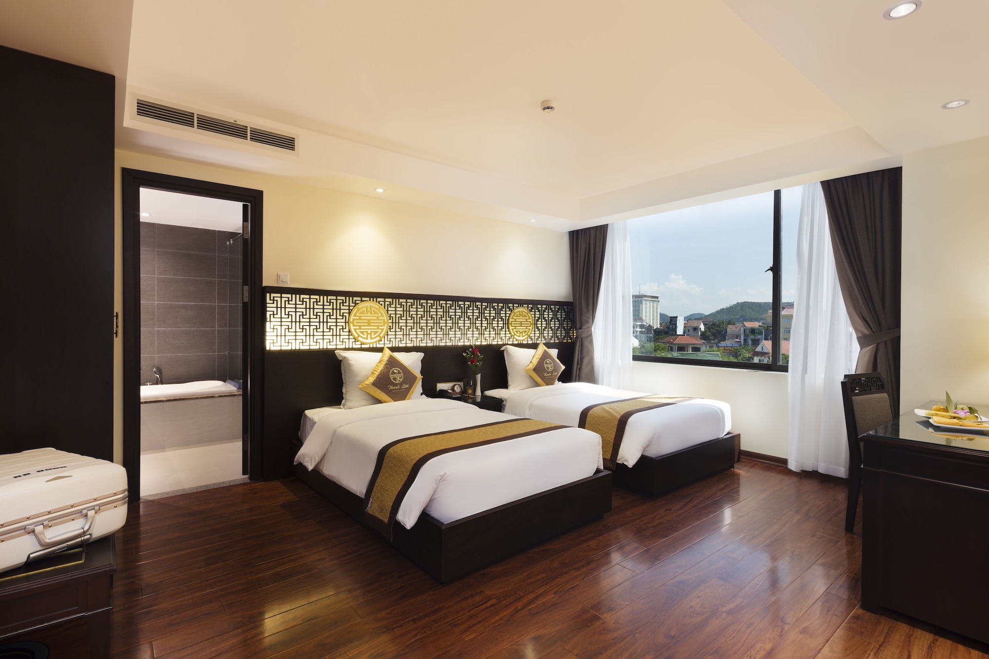DELUXE, CITY VIEW