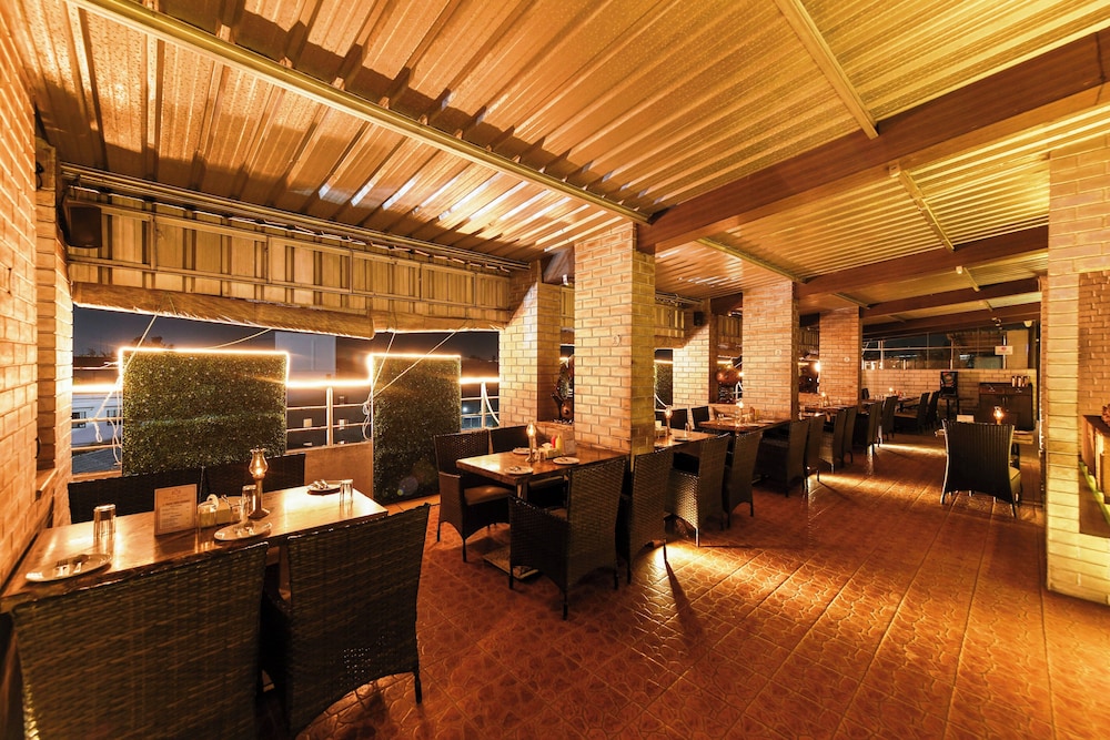 HOTEL ROOPA 49/63
