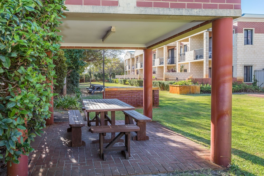 Country Comfort Perth 67/74