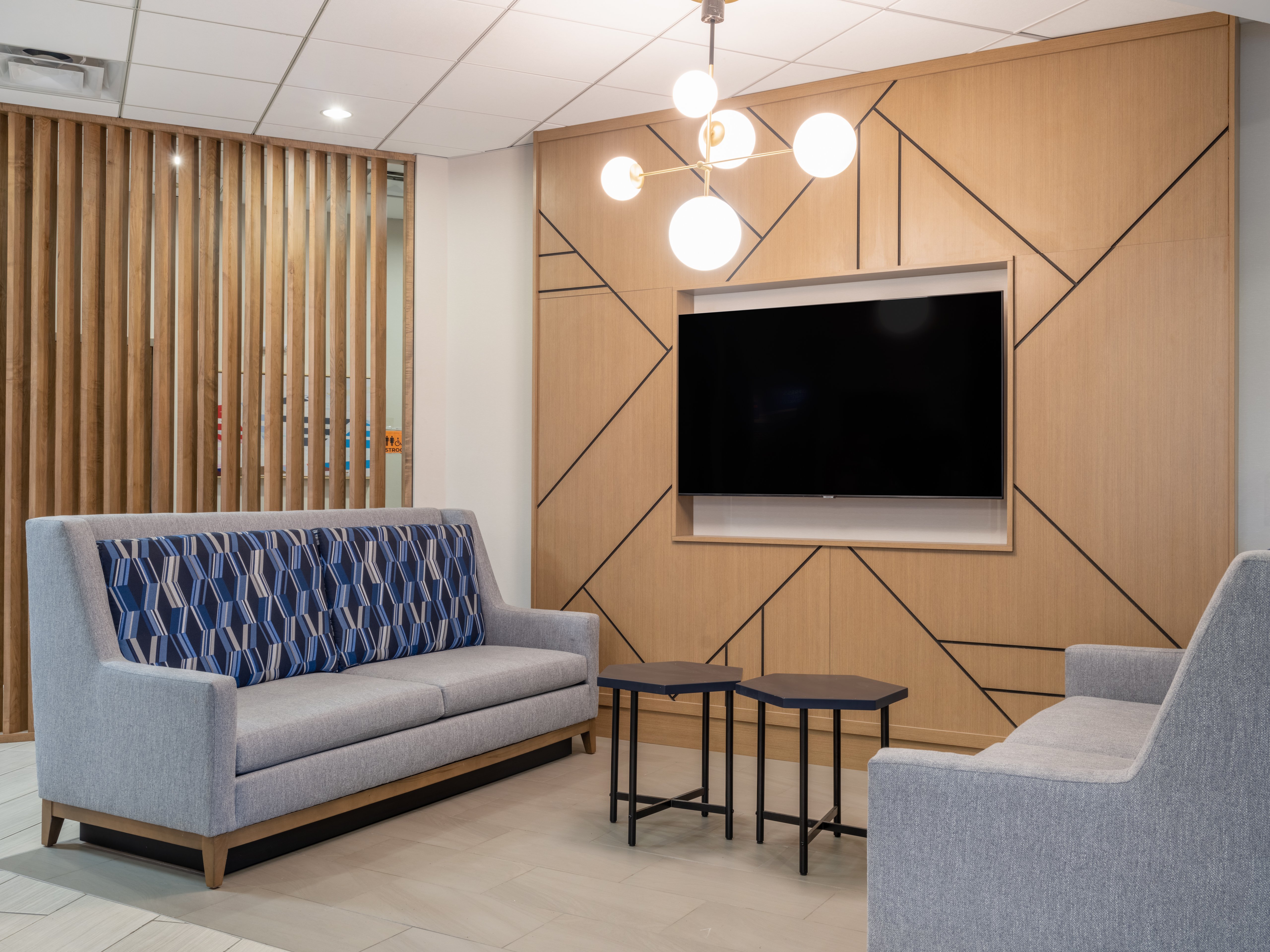 Holiday Inn Express & Suites Greensboro - (I-40 @ Wendover) 34/48