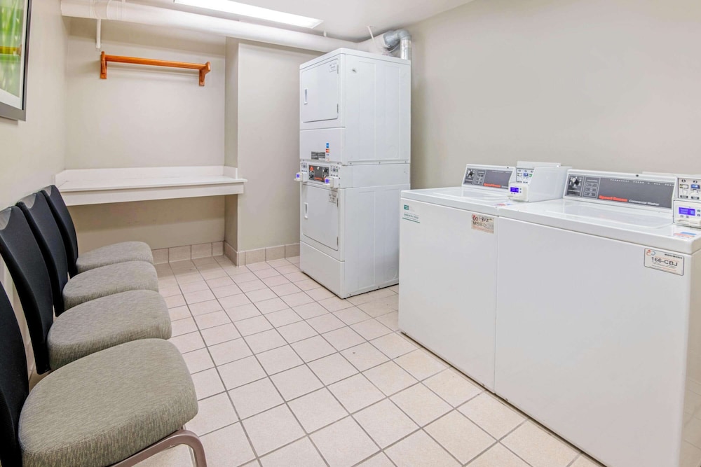 La Quinta Inn & Suites by Wyndham San Antonio Airport 18/63
