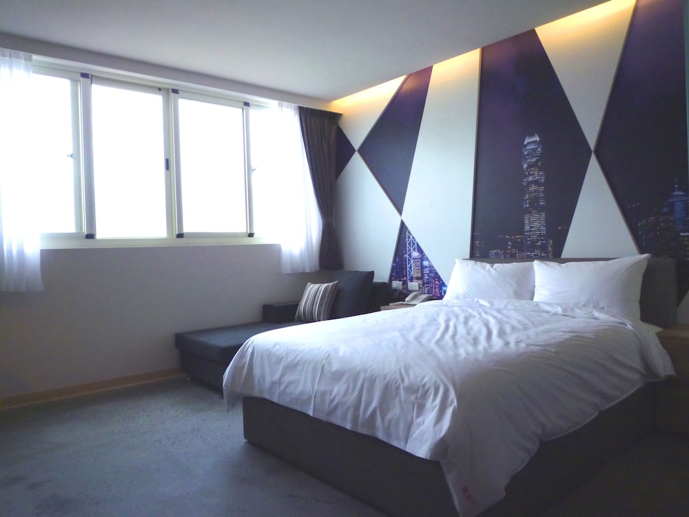 Travel Light Hotel 19/50