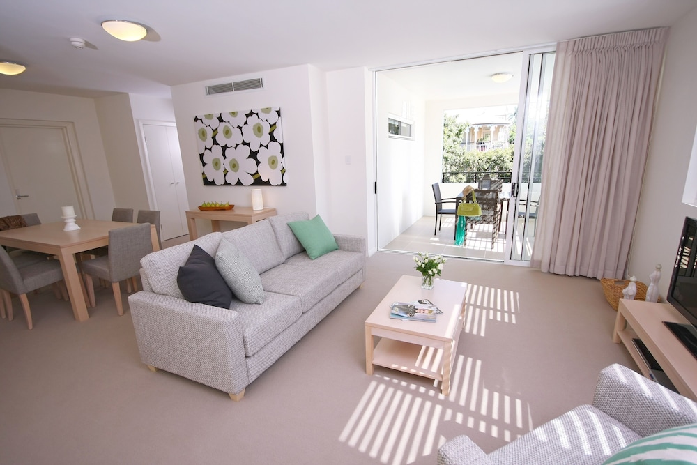 DOMAIN SERVICED APARTMENTS 31/52