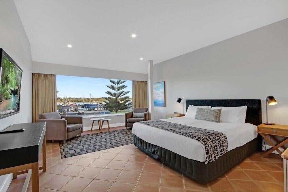 Spa, Suite, King Bed, Lake View