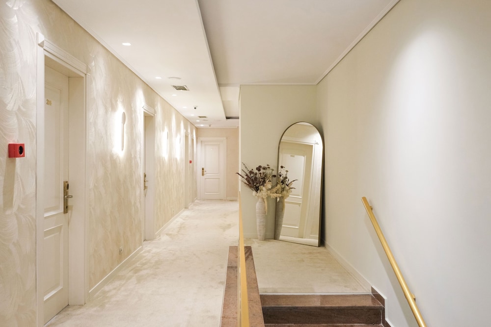 GOLDEN CITY HOTEL 33/66