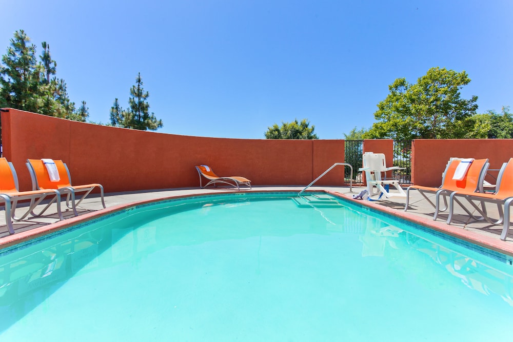 Holiday Inn Express & Suites Elk Grove West I-5 1/51