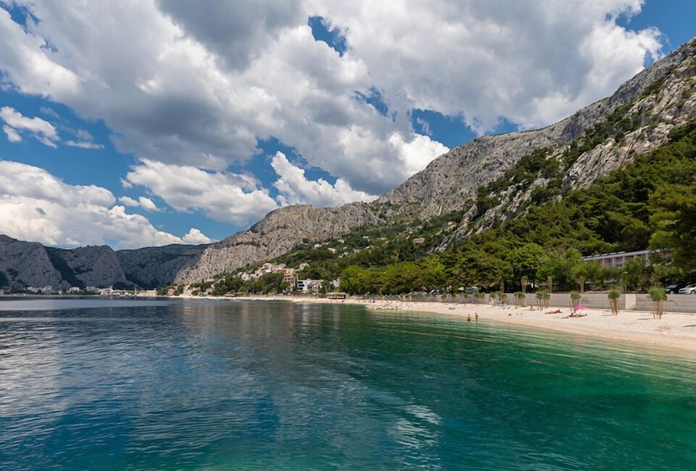 BRZET HOTEL OMIS 33/50