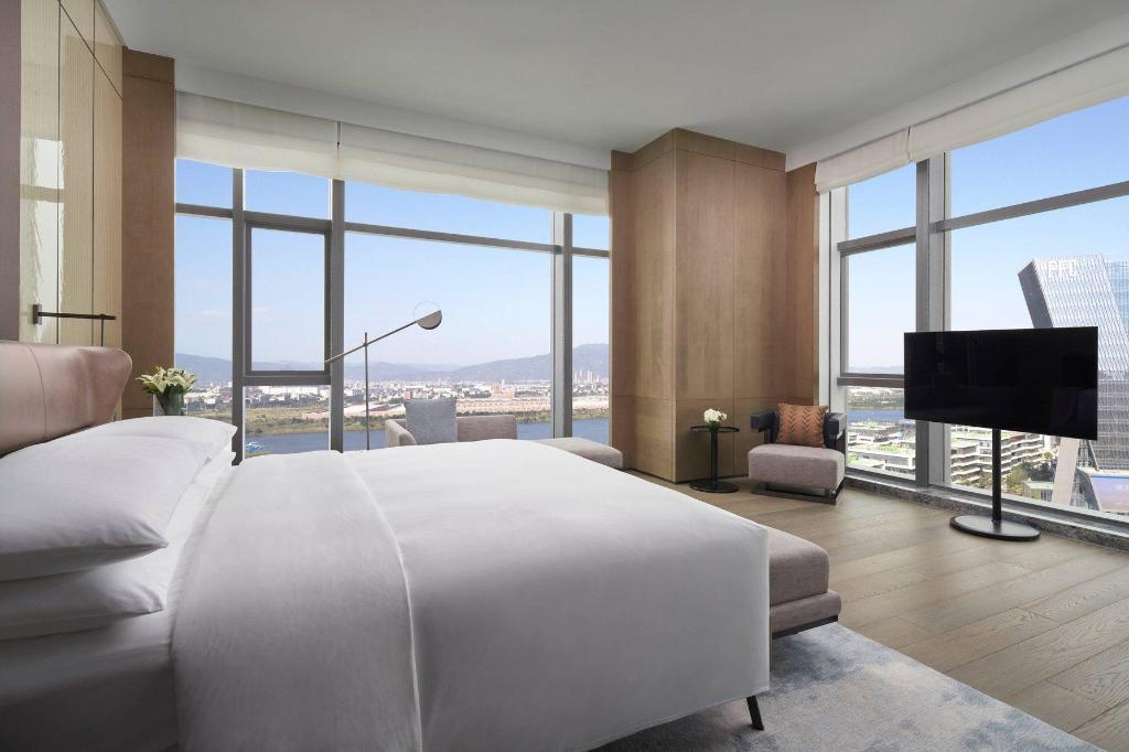 1 Bedroom, Ambassador, Suite, King Bed, Lake View, Club Lounge Access