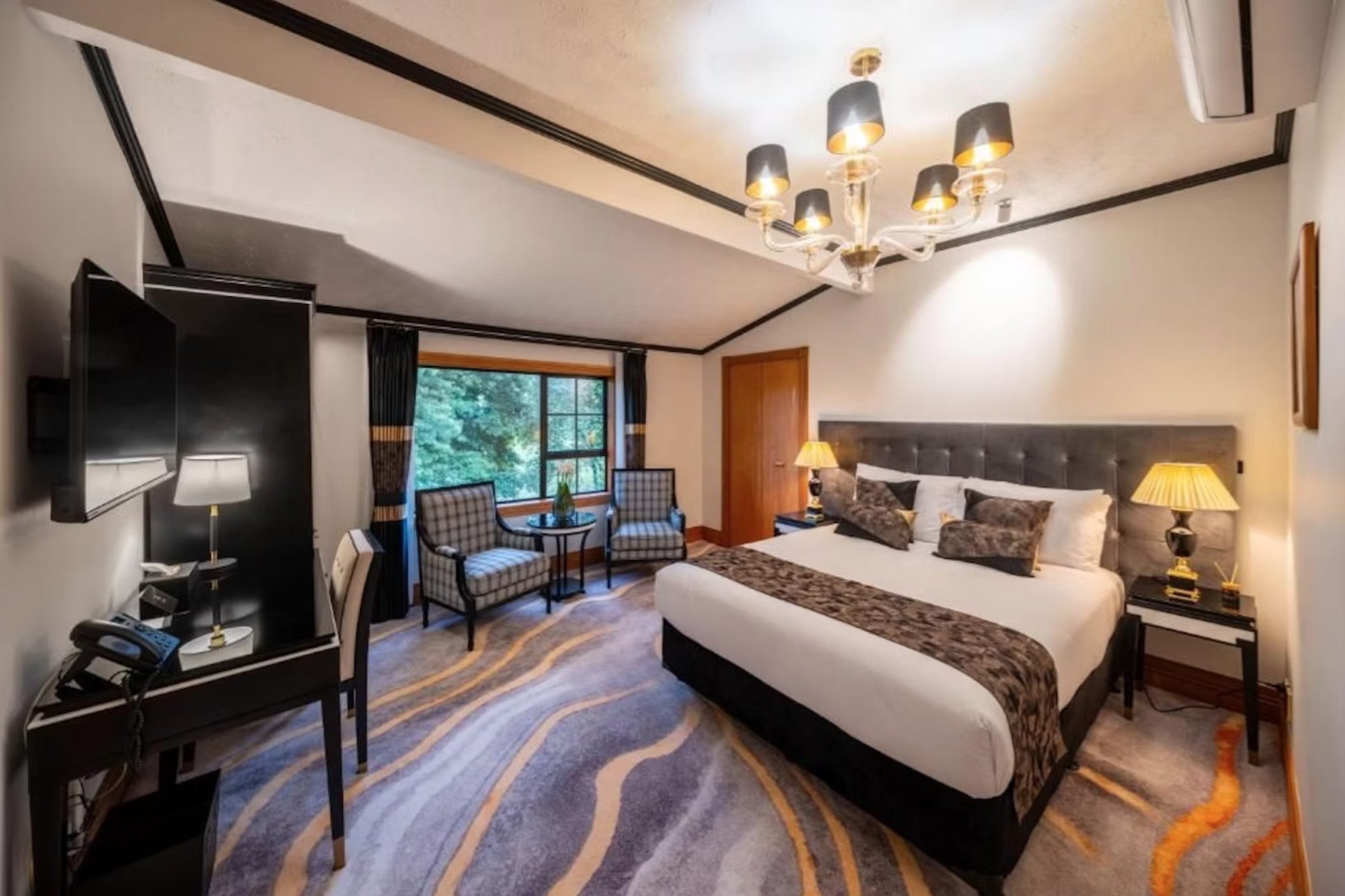 SUPERIOR, LODGE, QUEEN BED