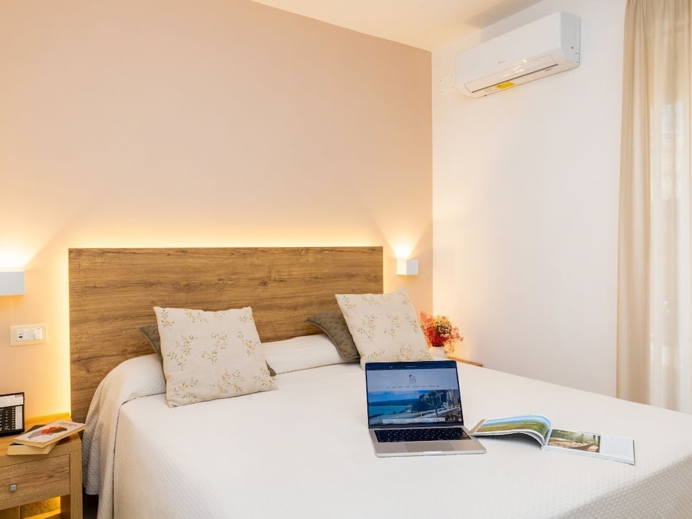 1 BEDROOM, DELUXE, DOUBLE OR TWIN BED