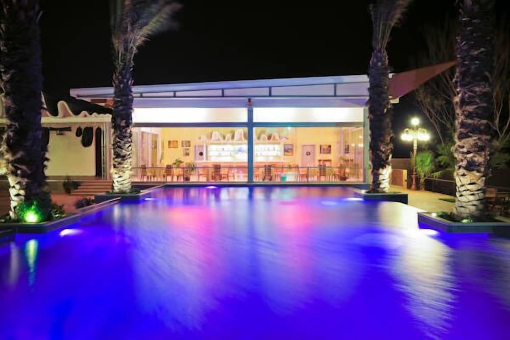 THE CRESCENT BEACH HOTEL 2/32