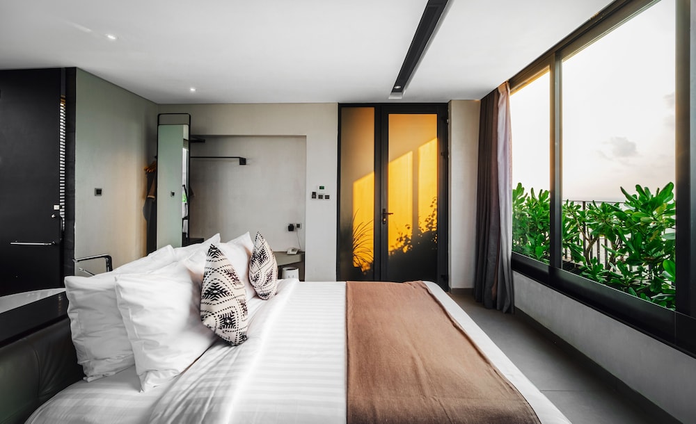 ROOF TOP, SUITE, PARTIAL SEA VIEW