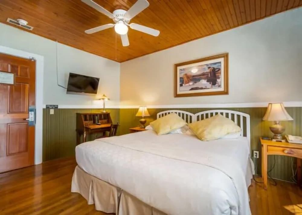 Highland Lake Inn & Resort 18/77