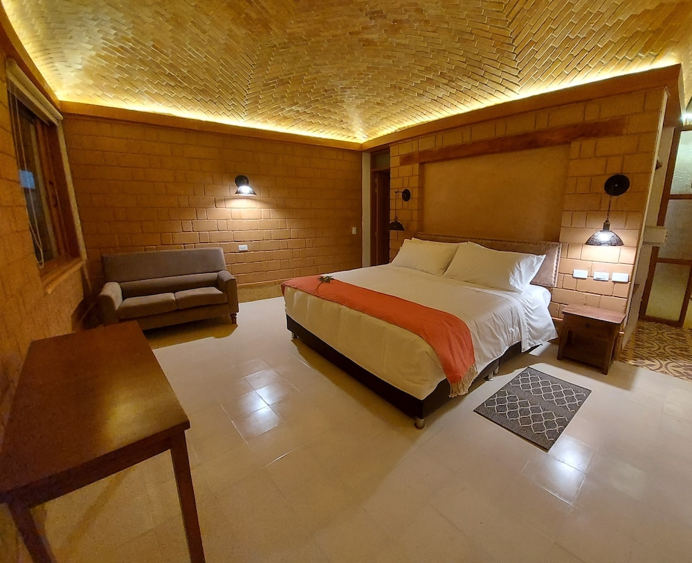 La Alhambra Hotel 8/50