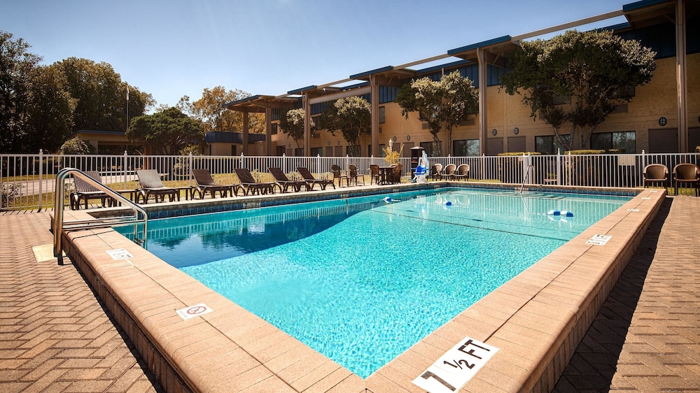 Best Western Crossroads Inn 3/19