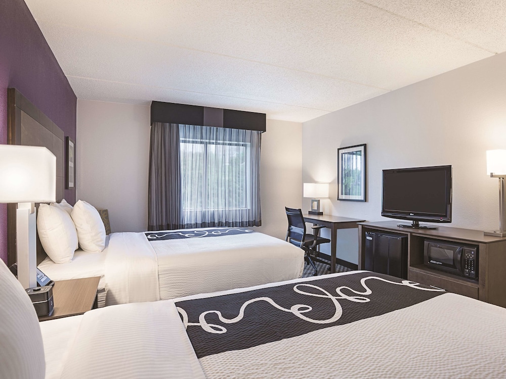 La Quinta Inn & Suites by Wyndham Baltimore BWI Airport 24/52