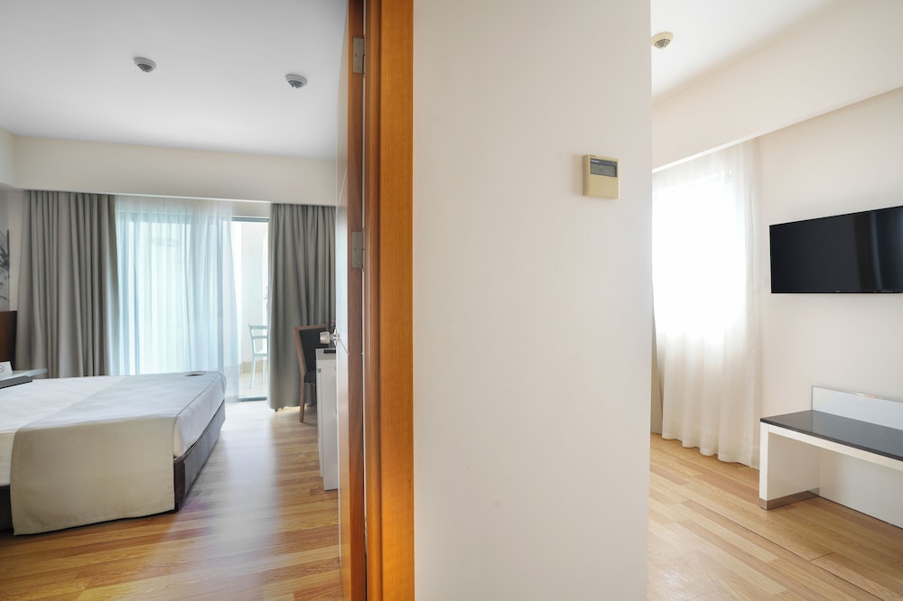 غرفة عائلية بسرير كوين وسريرين منفصلين، SIDE ALUNA HOTEL 2/3