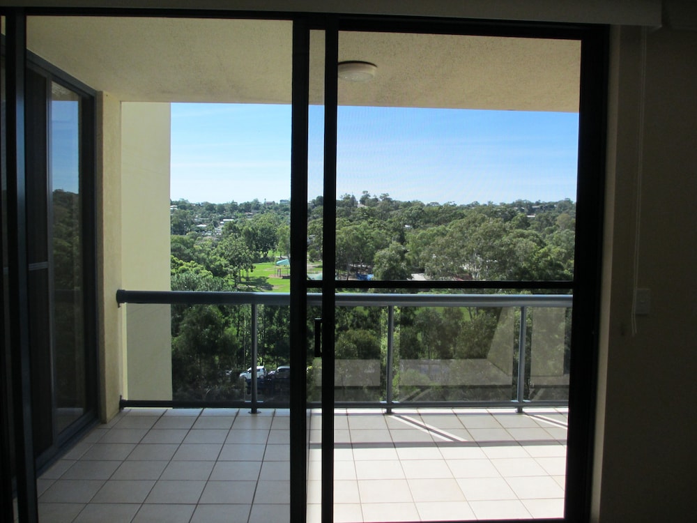 Springwood Tower Apartment Hotel 24/63