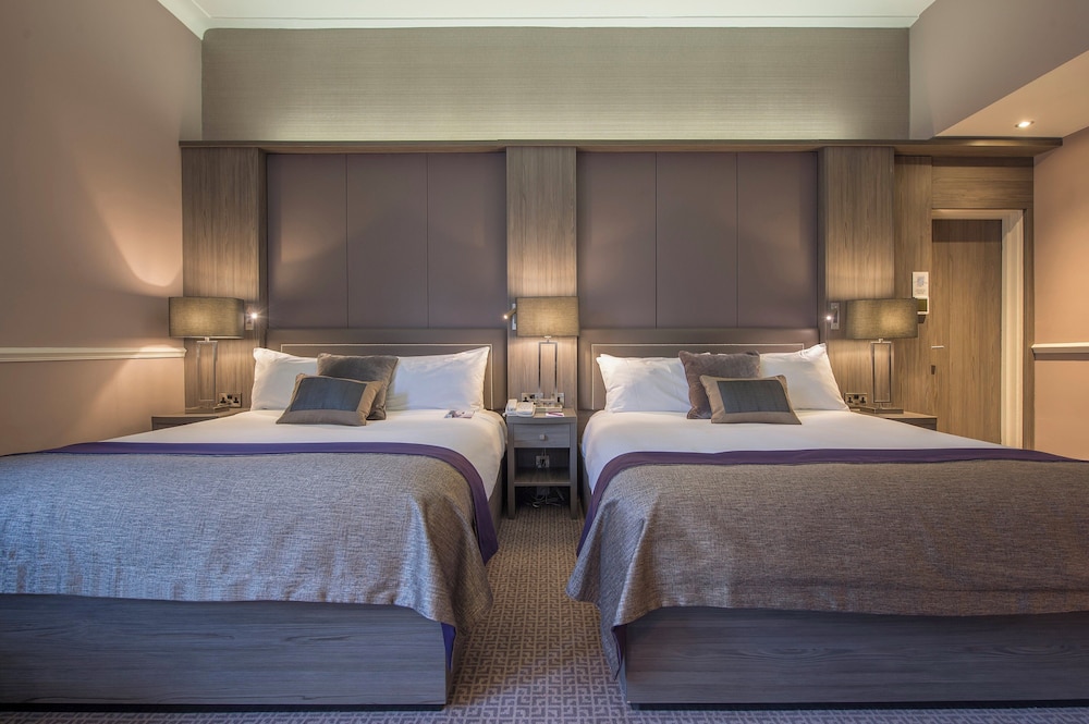 Premium, 2 Queen Beds, Bath and Shower