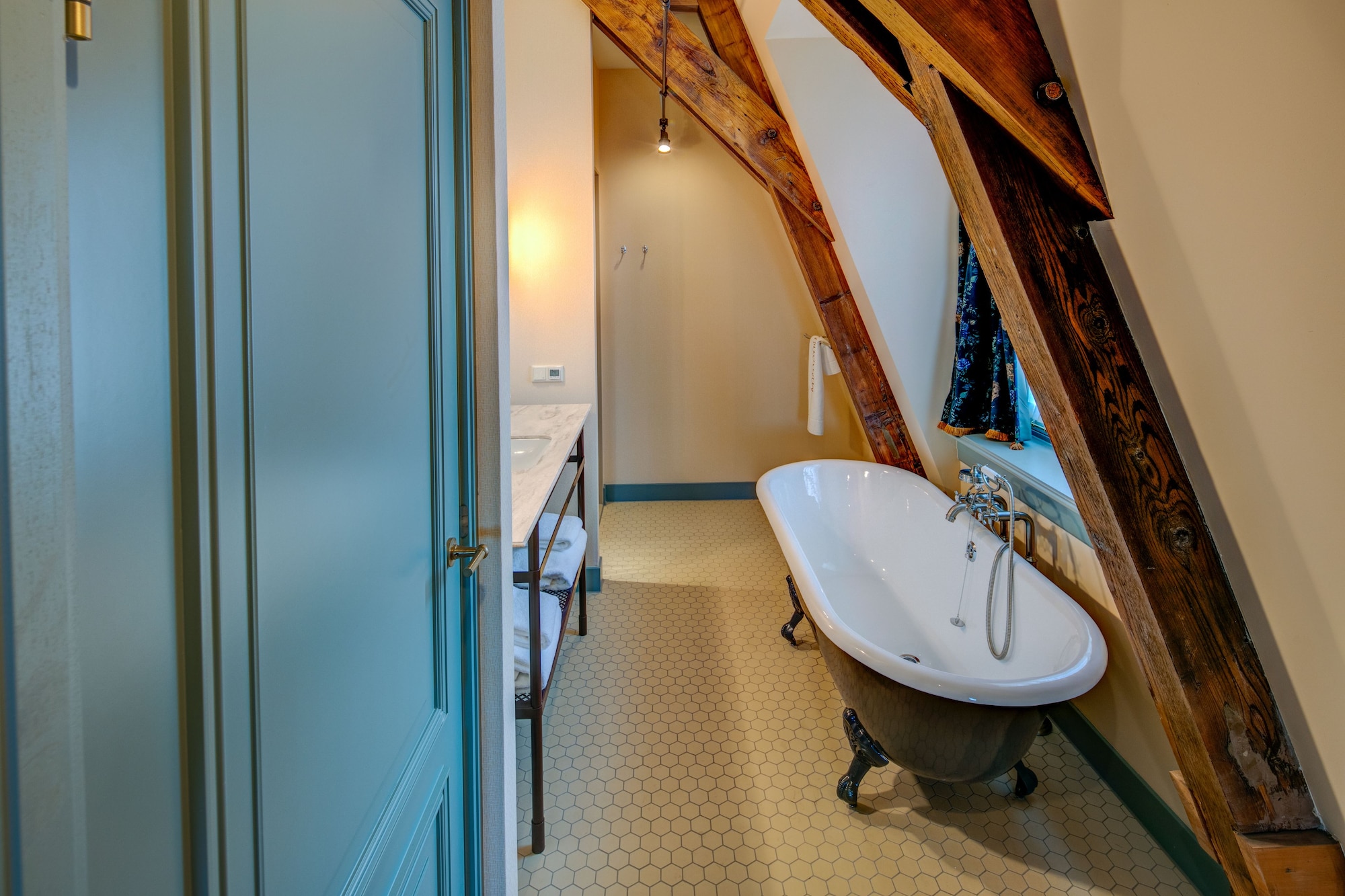 Honeymoon, Suite, King Bed, Hotel Mercier 10/10