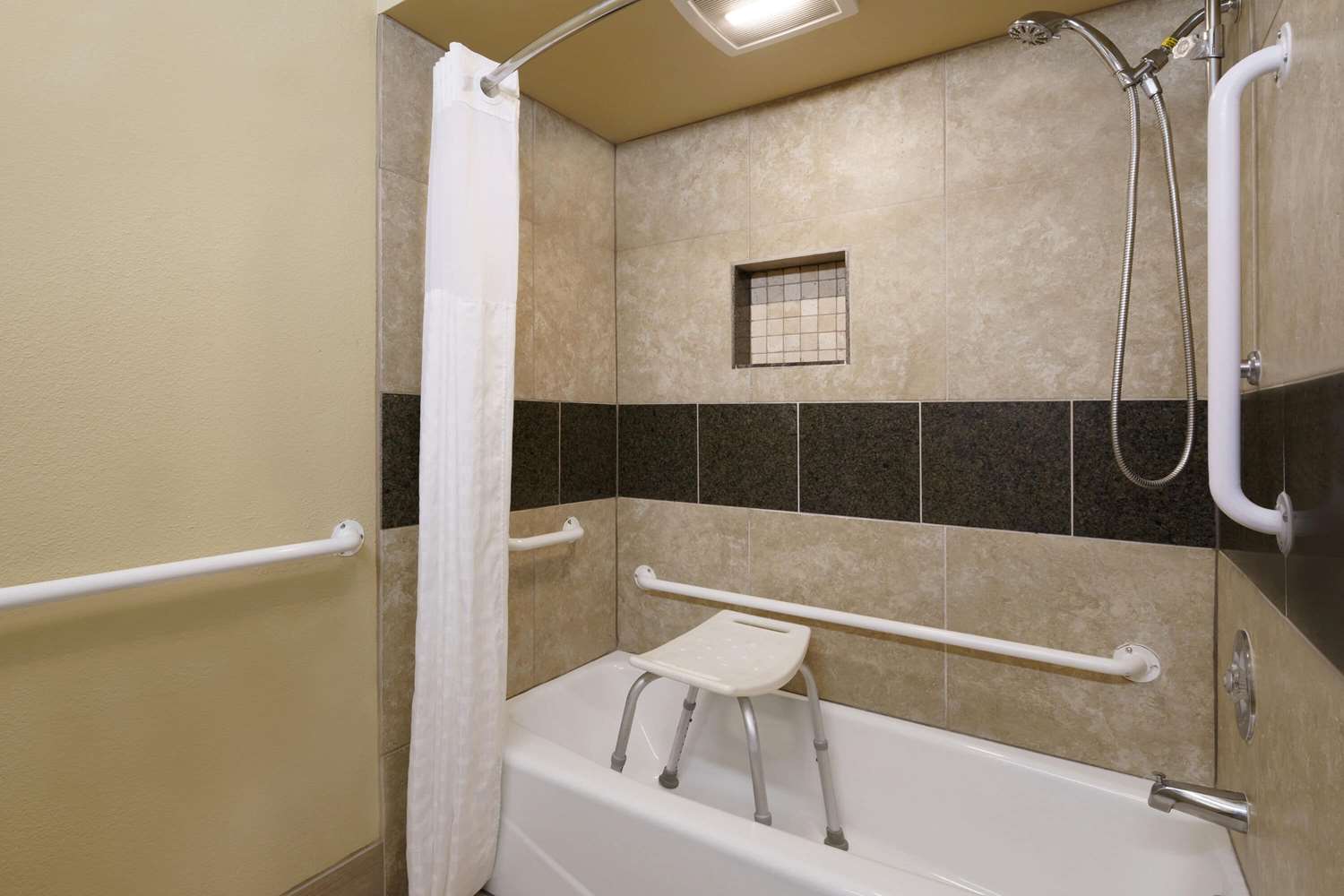 Days Inn by Wyndham Bend 49/49