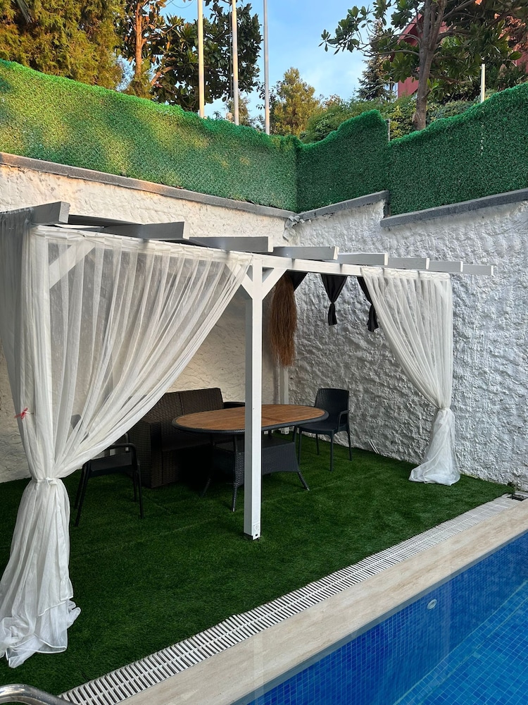 Mavilla Hotel 46/50