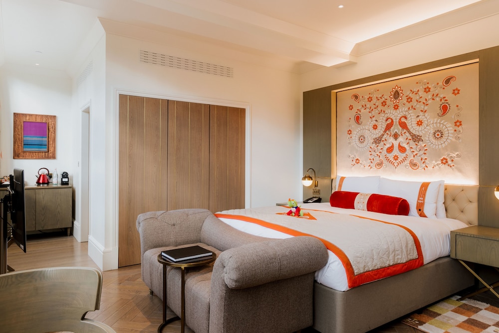 THE LALIT LONDON 17/72
