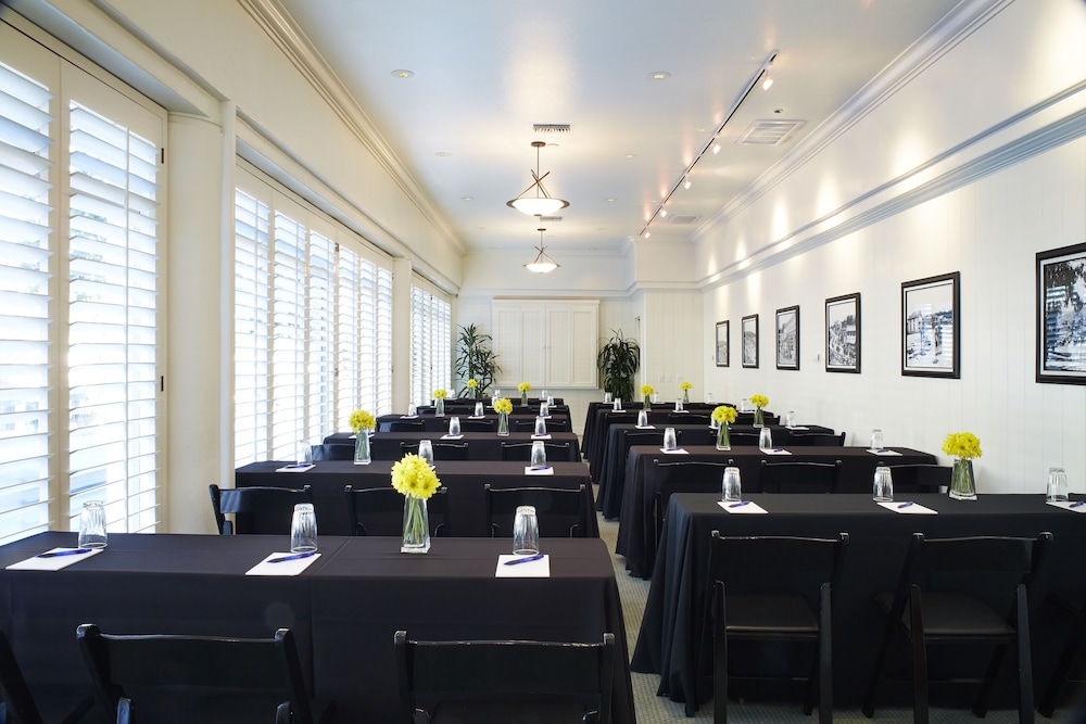 Casa Loma Beach Hotel 52/57