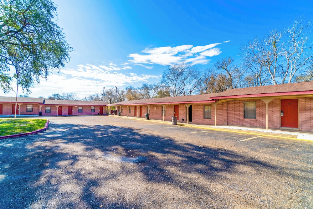 OYO Hotel Beeville US 181 59/64