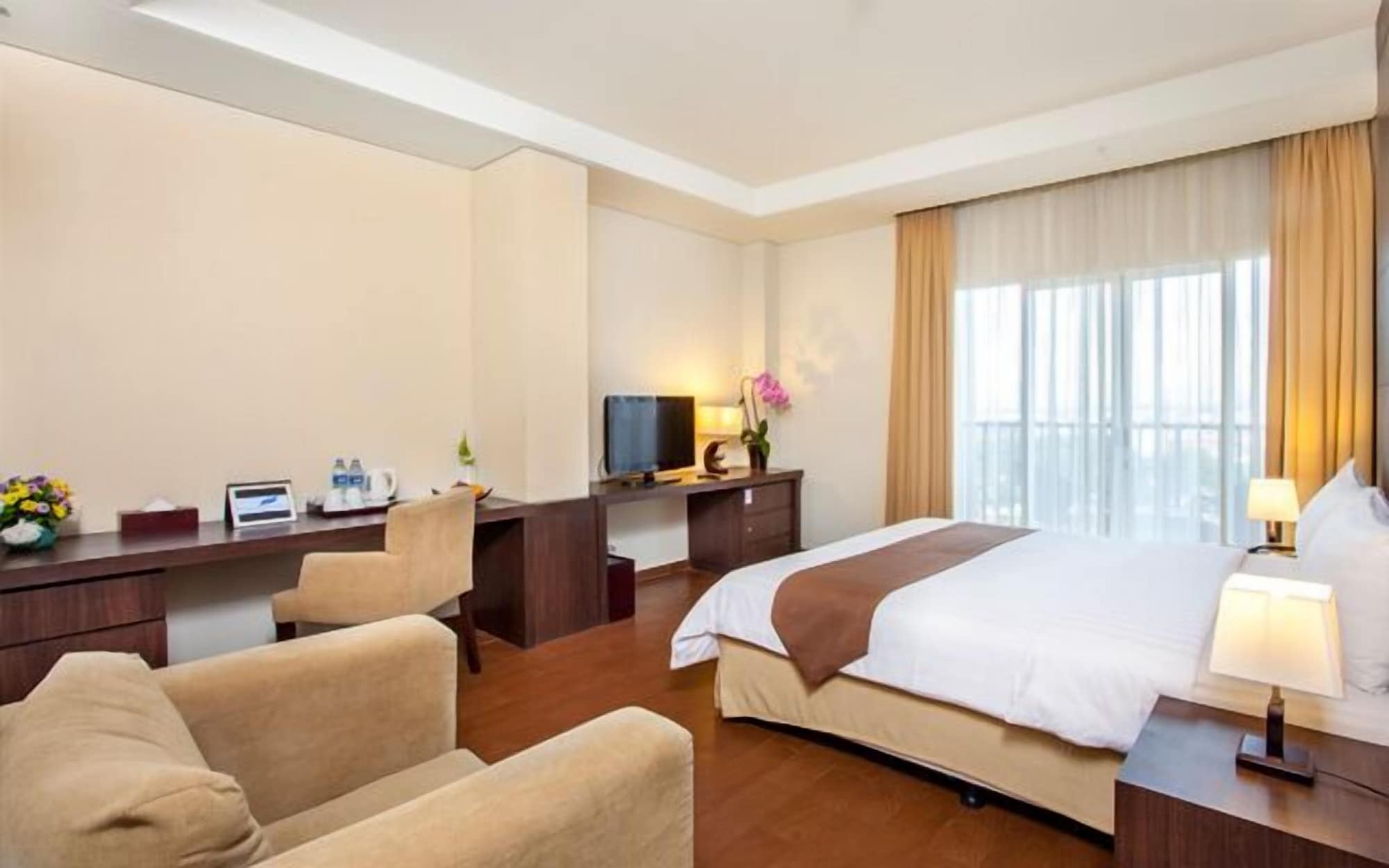غرفة ديلوكس بسرير كوين، Grande Padjadjaran Hotel Bogor 2/2