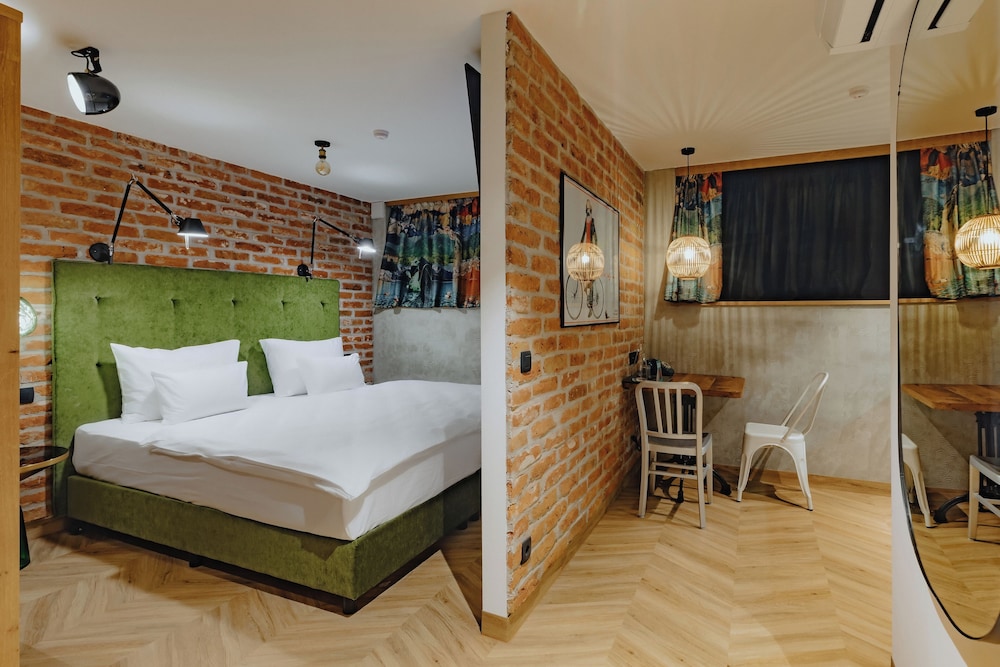 Basement, Studio, Queen Bed