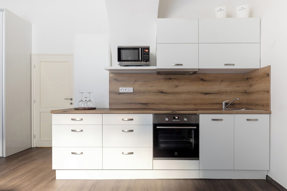 Old Town Square Residence by Emblem 26/36