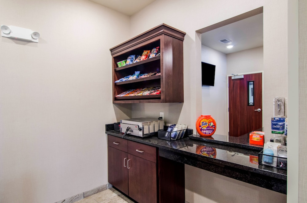 Cobblestone Hotel and Suites Torrington 28/37