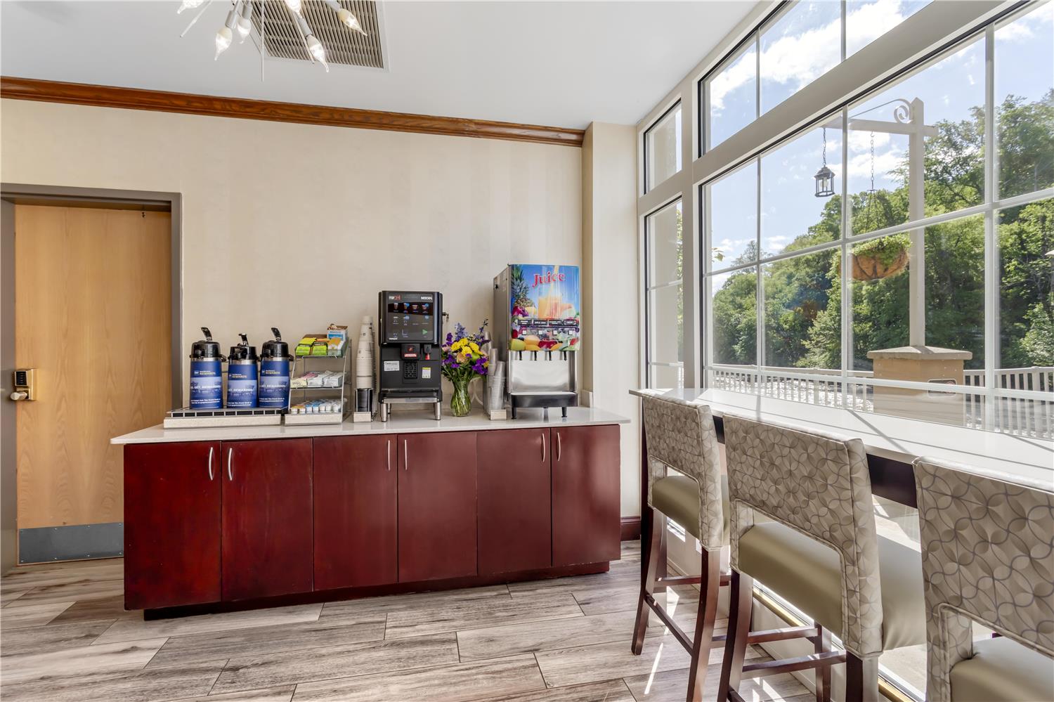 Best Western Plus River Escape Inn & Suites 2/25