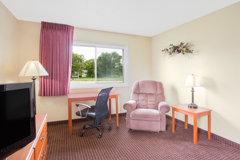 Super 8 by Wyndham Waverly 38/57