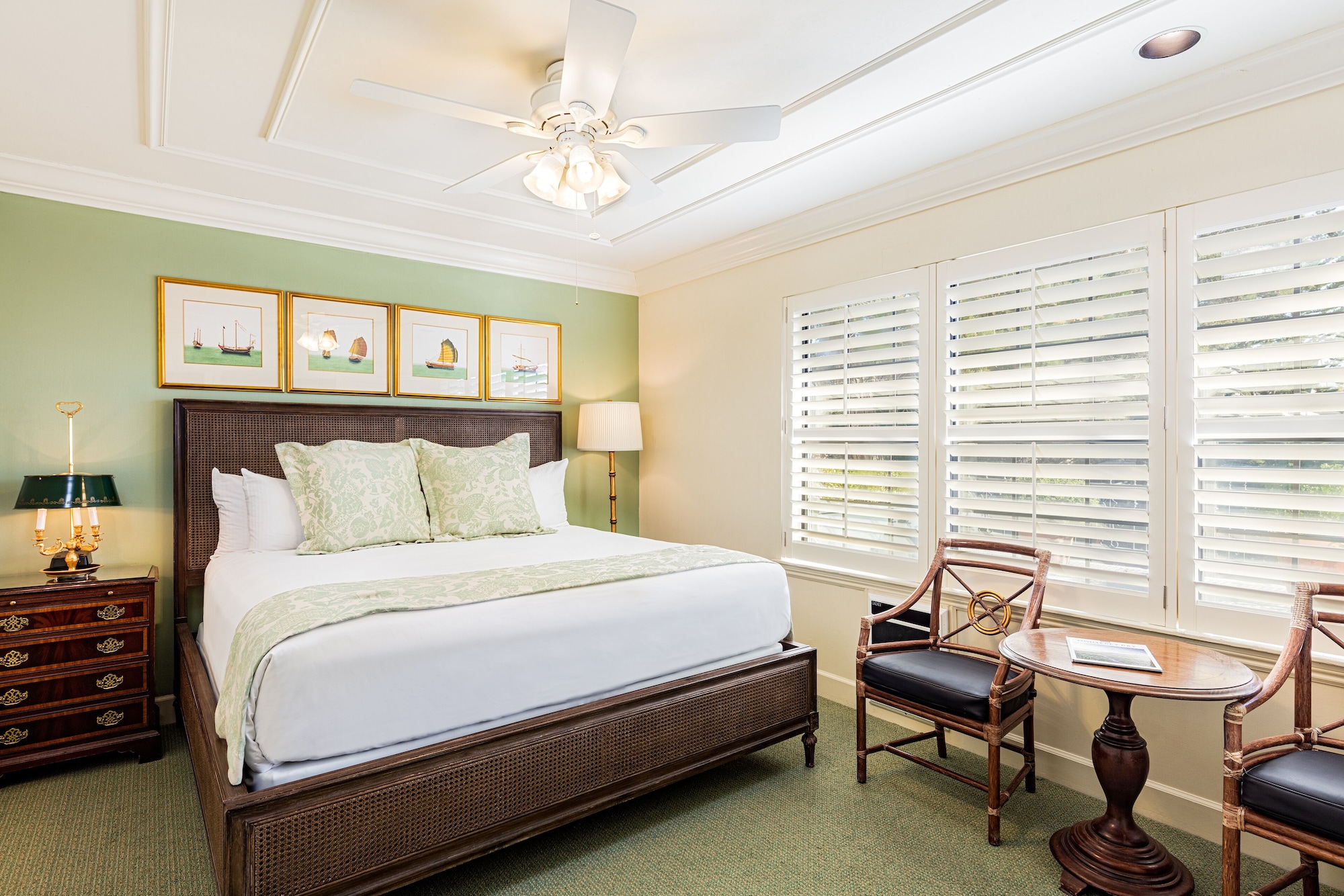 DELUXE, KING BED
